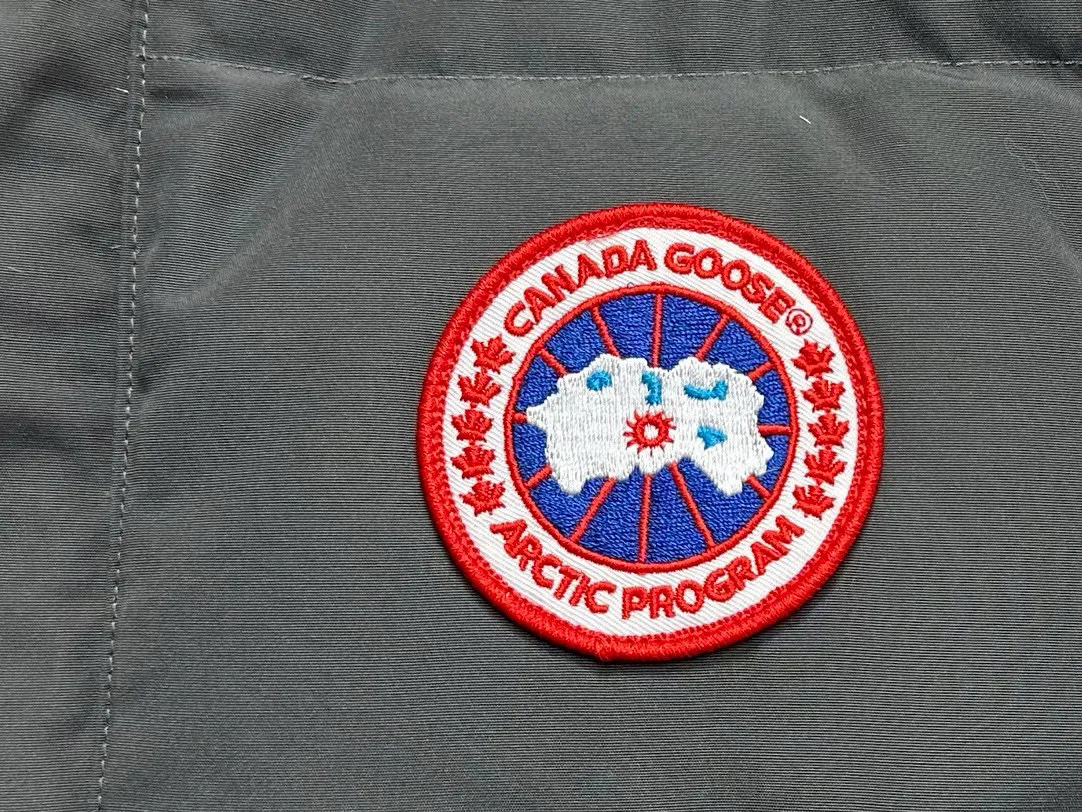 P360 [Canada Goose] Canada Goose #Freestyle Crew 4154M Men’s and Women’s Vest Down# ➖ Imported Behringer embroidery machine with customized 10,000-needle embroidery logo! ➖ Imported 21-count polyester-cotton blended original fabric, using Feather-Light 10D waterproof coating fabric, made of 84.5% polyester fiber and 15.5% cotton, 100% the best feel in the entire network! ➖ The genuine official website uses the national standard 80 white duck down, and will never be misled by false claims such as 90 down or goose down! ➖ 100% nylon nylon lining with double double-layer sealing design to prevent velvet from running away. Top-grade polar fleece is used in the collar and pockets to keep warm and comfortable! ➖ Yoshida YKK provides original custom-made electroplated sliders. YKK two-way lockable zippers are tight and smooth and will not peel off paint! ➖ 3M composite original Velcro is durable, and all accessories and hardware are disassembled and customized! ⛔No slander, no exaggeration, no need for too much copywriting, because it is focused, it is professional!  SIZE: XS S M L XL XXL